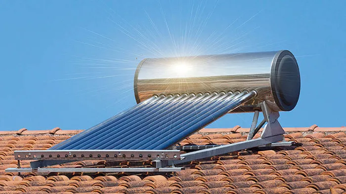 immagine di un pannello solare termico installato sulla falda di un tetto